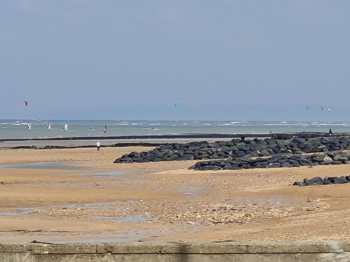 Les Pieds Dans L'Eau - Acces Direct A La Plage Bernieres-sur-Mer Exterior photo